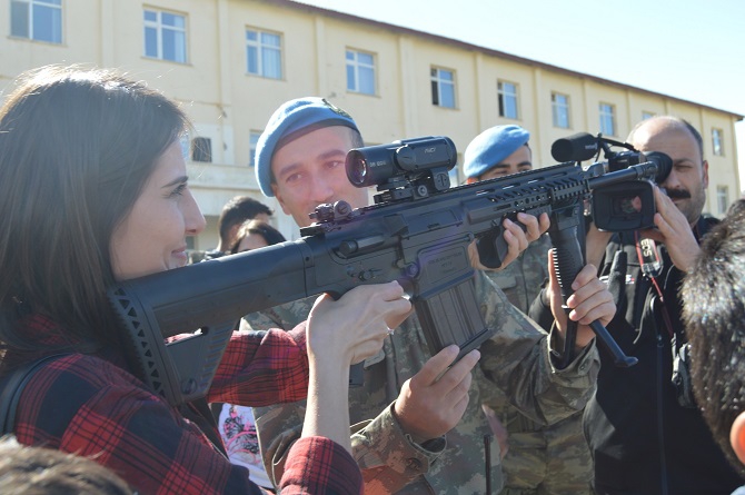 Hakkari’de Öğrenciler 23 Nisan kapsamında Tugay komutanlığını gezdiler 18