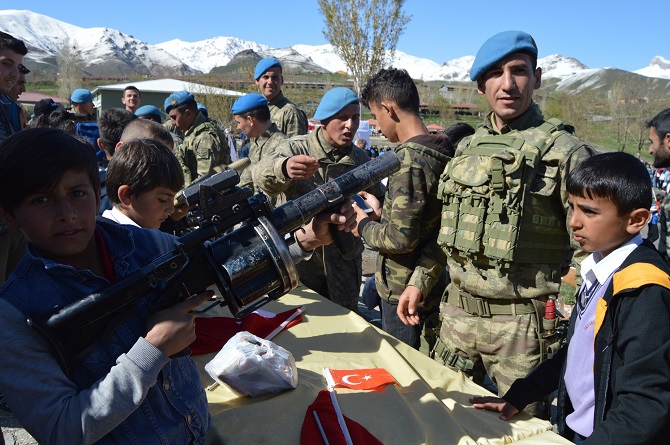 Hakkari’de Öğrenciler 23 Nisan kapsamında Tugay komutanlığını gezdiler 19
