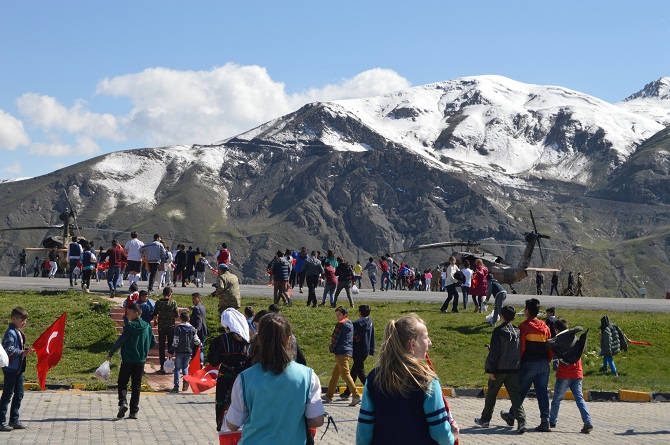 Hakkari’de Öğrenciler 23 Nisan kapsamında Tugay komutanlığını gezdiler 2