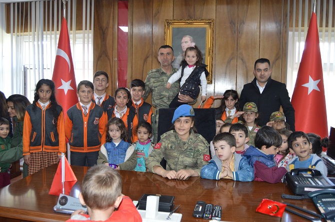 Hakkari’de Öğrenciler 23 Nisan kapsamında Tugay komutanlığını gezdiler 20