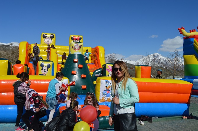 Hakkari’de Öğrenciler 23 Nisan kapsamında Tugay komutanlığını gezdiler 22