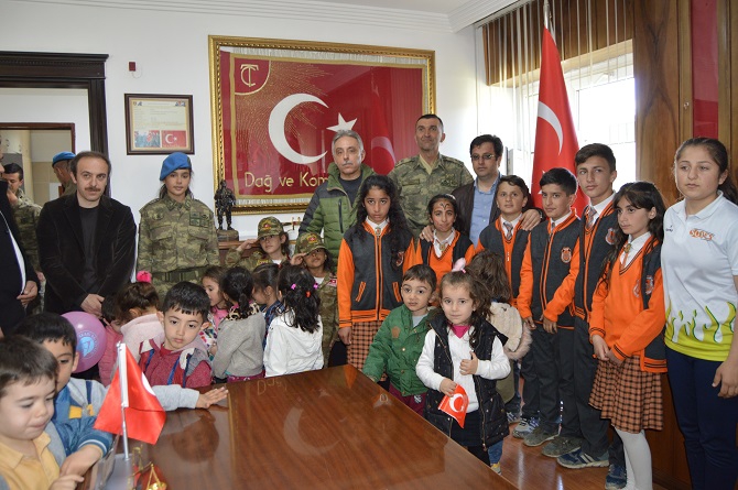 Hakkari’de Öğrenciler 23 Nisan kapsamında Tugay komutanlığını gezdiler 23
