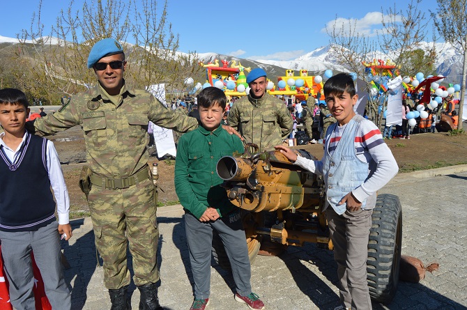Hakkari’de Öğrenciler 23 Nisan kapsamında Tugay komutanlığını gezdiler 24