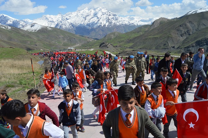 Hakkari’de Öğrenciler 23 Nisan kapsamında Tugay komutanlığını gezdiler 4
