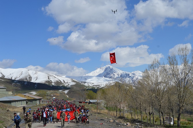 Hakkari’de Öğrenciler 23 Nisan kapsamında Tugay komutanlığını gezdiler 5