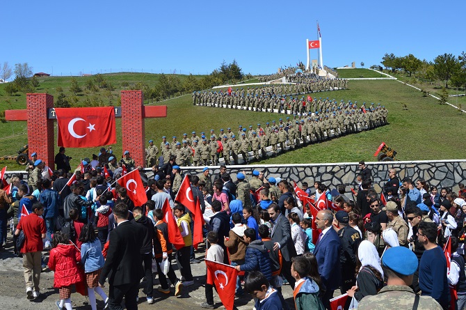 Hakkari’de Öğrenciler 23 Nisan kapsamında Tugay komutanlığını gezdiler 6