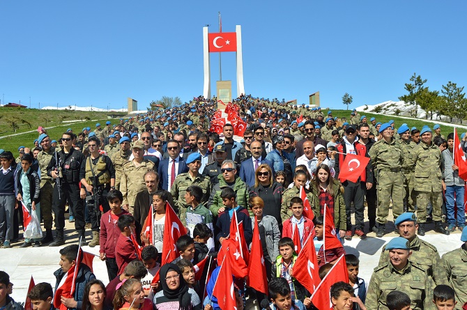 Hakkari’de Öğrenciler 23 Nisan kapsamında Tugay komutanlığını gezdiler 8