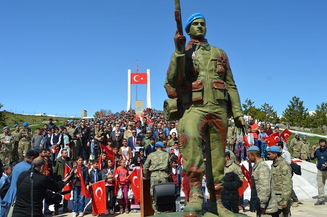 Hakkari’de Öğrenciler 23 Nisan kapsamında Tugay komutanlığını gezdiler 9