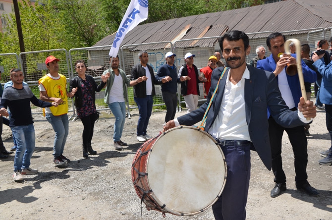 Hakkari’de halaylı 1 Mayıs kutlaması 1