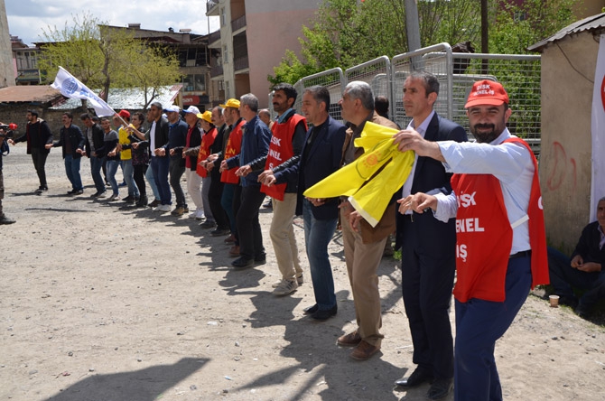 Hakkari’de halaylı 1 Mayıs kutlaması 12