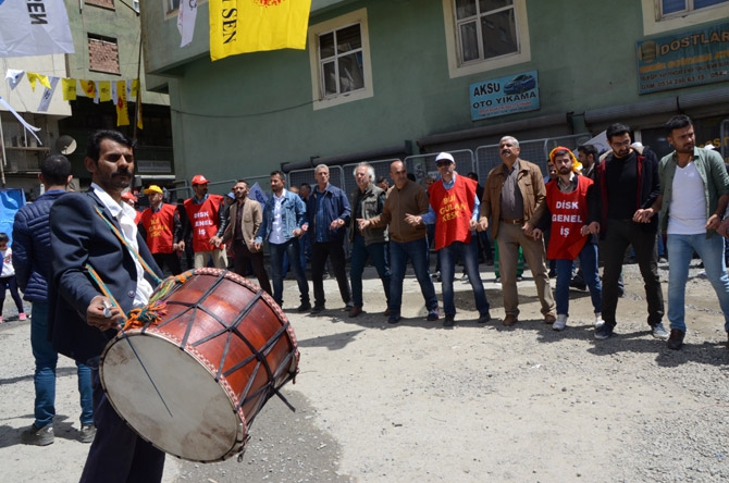 Hakkari’de halaylı 1 Mayıs kutlaması 13