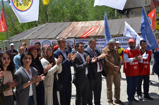 Hakkari’de halaylı 1 Mayıs kutlaması 15