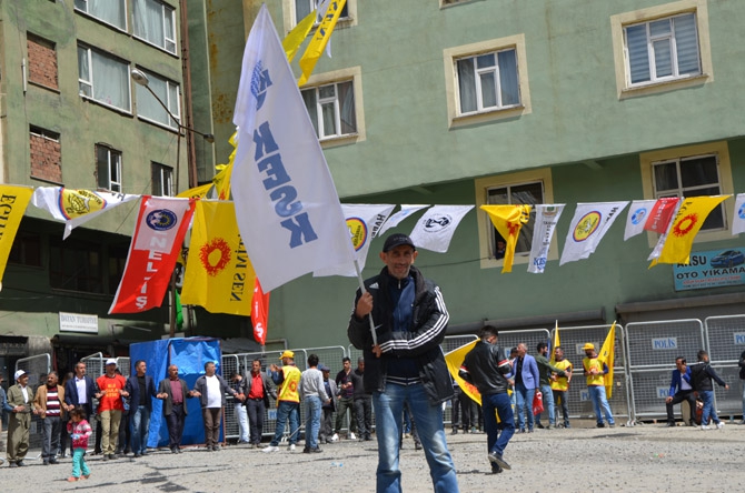 Hakkari’de halaylı 1 Mayıs kutlaması 2