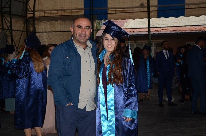 Hakkari Üniversitesi'nde Mezuniyet Sevinci 11