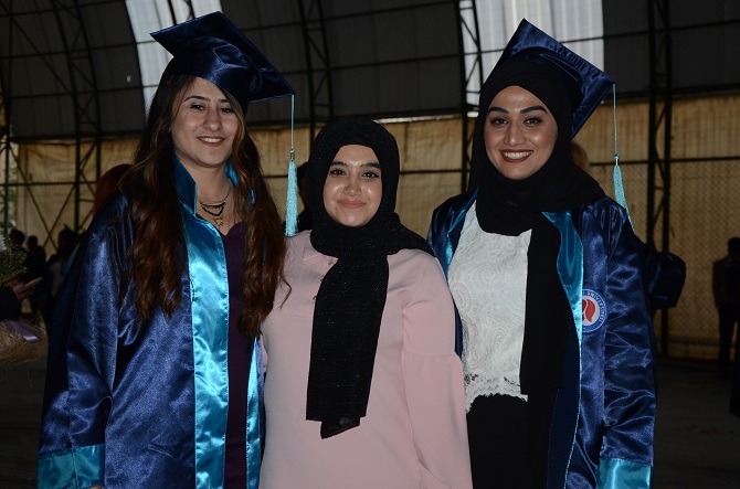 Hakkari Üniversitesi'nde Mezuniyet Sevinci 13