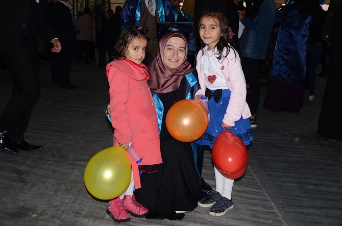 Hakkari Üniversitesi'nde Mezuniyet Sevinci 18