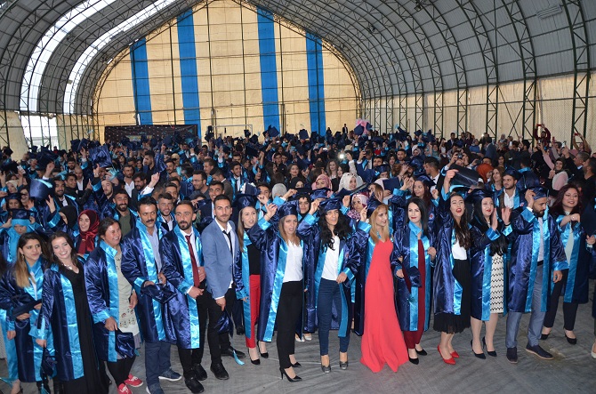 Hakkari Üniversitesi'nde Mezuniyet Sevinci 20