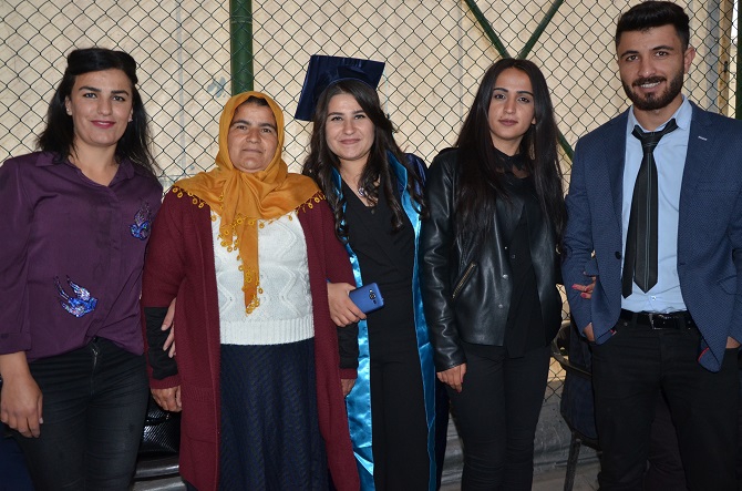 Hakkari Üniversitesi'nde Mezuniyet Sevinci 23
