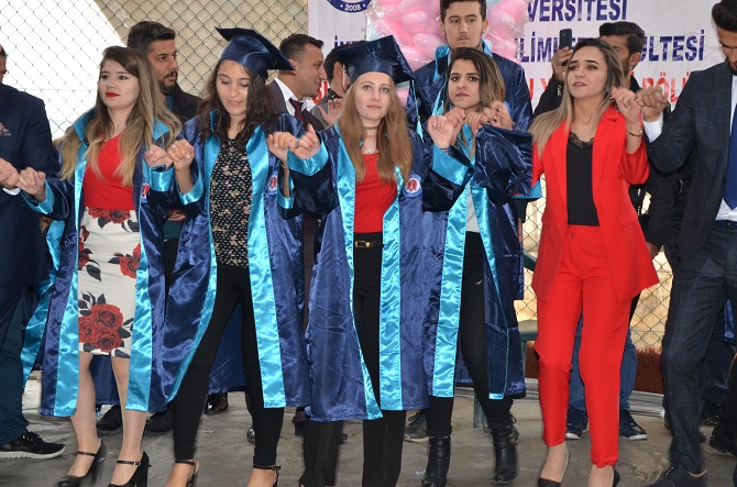 Hakkari Üniversitesi'nde Mezuniyet Sevinci 25