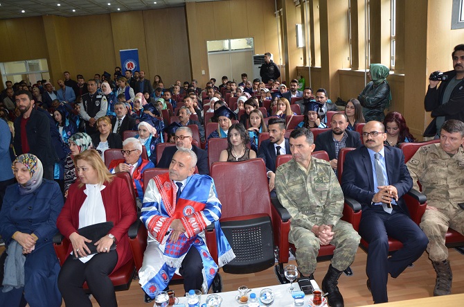Hakkari Üniversitesi'nde Mezuniyet Sevinci 3