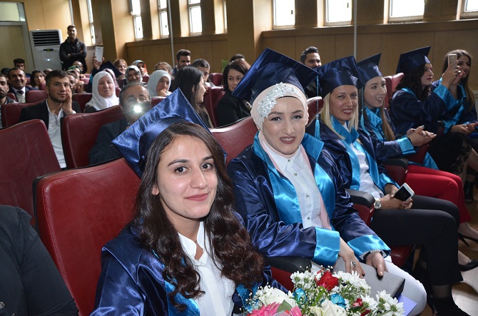 Hakkari Üniversitesi'nde Mezuniyet Sevinci 5