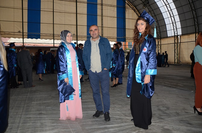 Hakkari Üniversitesi'nde Mezuniyet Sevinci 8