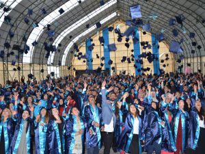 Hakkari Üniversitesi'nde Mezuniyet Sevinci