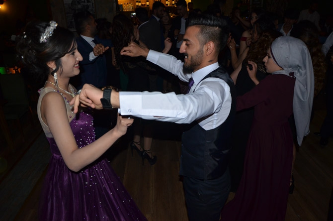 Hakkari Üniversitesi öğrencilerinin mezuniyet gecesi 1