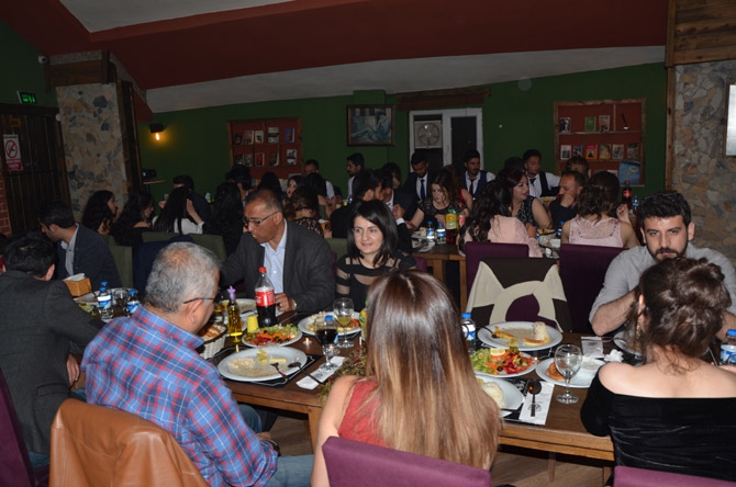 Hakkari Üniversitesi öğrencilerinin mezuniyet gecesi 10