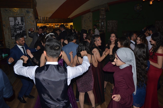 Hakkari Üniversitesi öğrencilerinin mezuniyet gecesi 13