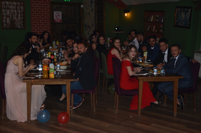 Hakkari Üniversitesi öğrencilerinin mezuniyet gecesi 2