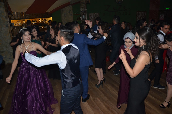 Hakkari Üniversitesi öğrencilerinin mezuniyet gecesi 4