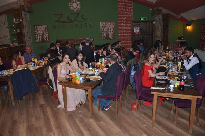 Hakkari Üniversitesi öğrencilerinin mezuniyet gecesi 5