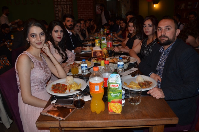 Hakkari Üniversitesi öğrencilerinin mezuniyet gecesi 8