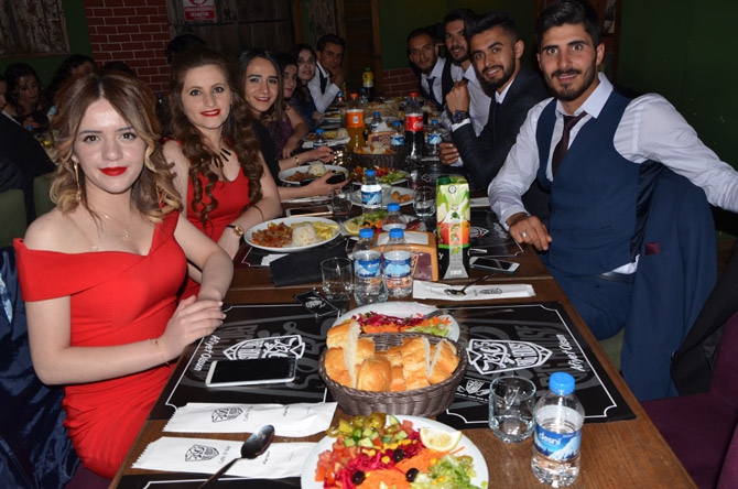 Hakkari Üniversitesi öğrencilerinin mezuniyet gecesi 9