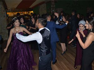 Hakkari Üniversitesi öğrencilerinin mezuniyet gecesi