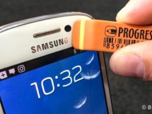 Ön kameranızı silgi ile silin bakın ne olacak