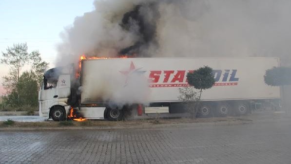 Hakkari'den Van yönüne giden TIR alev alev yandı