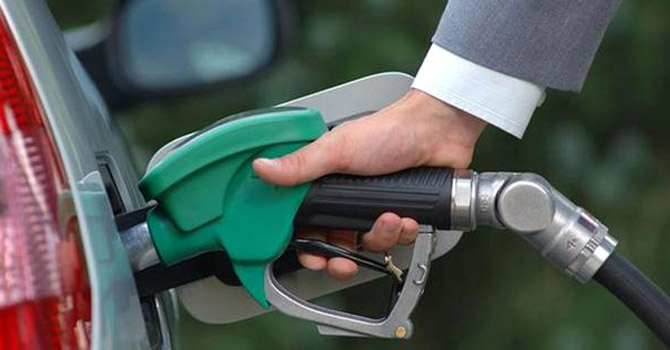 Benzine bu geceden itibaren çift haneli zam