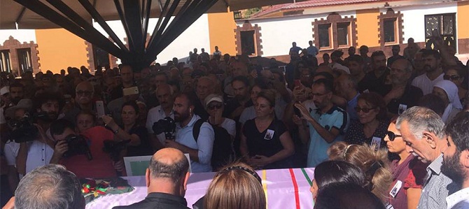 Irkçı saldırı üzerine Ankara'da mezarından çıkarılan Aysel Tuğluk’un annesinin cenazesi Tunceli’de toprağa verildi