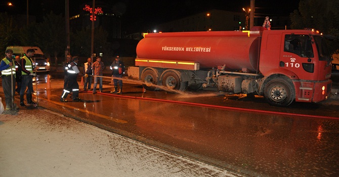 Yüksekova Belediyesi'nden gece mesaisi!