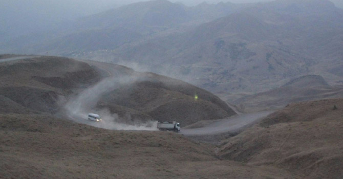Toz bulutu Hakkari'deki bu yolda geçit vermiyor