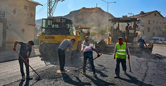 Hakkari'de yol asfaltlama çalışmaları