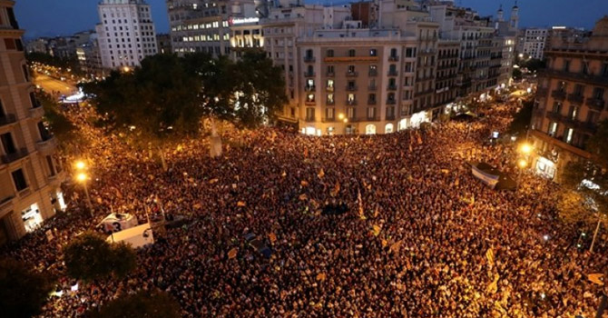Katalanlar İspanyol hükümetinin baskınları sonrası sokaklara döküldü