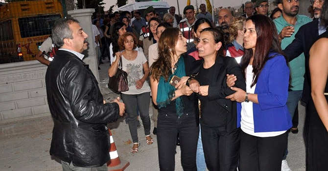 Tuğluk'un annesinin cenazesine saldıranlara ilk duruşmada tahliye