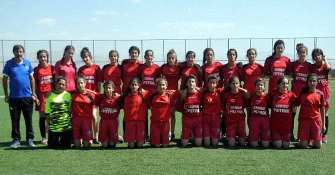 Yüksekova'da ilk kadın futbol takımı