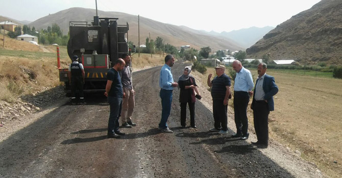 Yüksekova'da köy yolları asfaltlanıyor