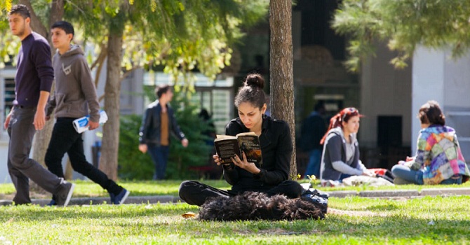 Üniversite mezunları yoksullaşırken okuryazar olmayanlar yoksulluktan kurtuldu