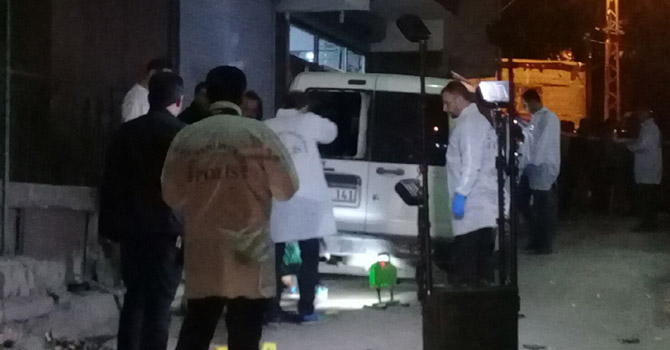 Hakkari'de Ak Parti yöneticisinin aracına saldırı