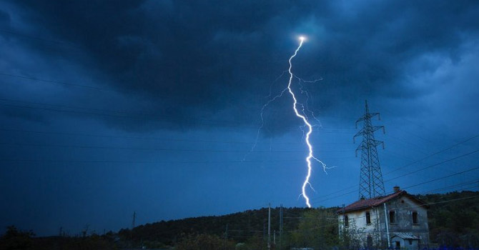 Hakkari'de yıldırım düştü, 20 hayvan telef oldu